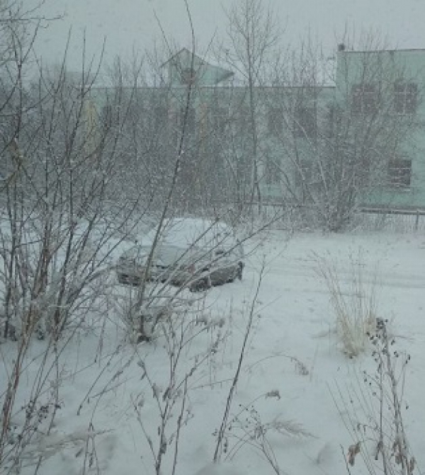 Обстановка на дорогах крайне сложная - город ушел под снег