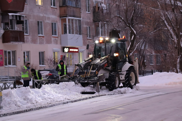 Из Среднеуральска вывезли больше 400 кубометров снега