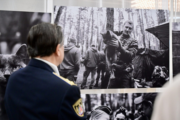 В Екатеринбурге открылась фотовыставка об участниках СВО