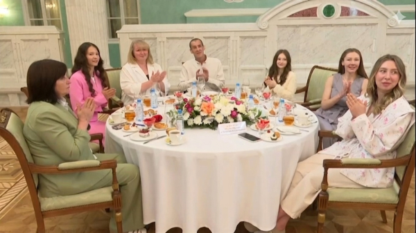 Жители Среднеуральска награждены медалью ордена &laquo;Родительская слава&raquo;