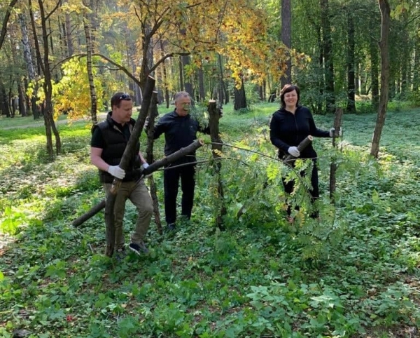 В конце прошлой недели состоялся первый этап уборки городского парка и набережной