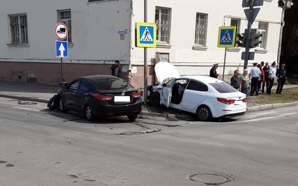 В результате столкновения автомобилей травмирована девушка