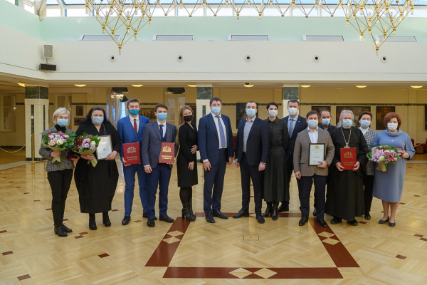 Сергей Бидонько вручил награды губернатора благотворителям за помощь во время пандемии