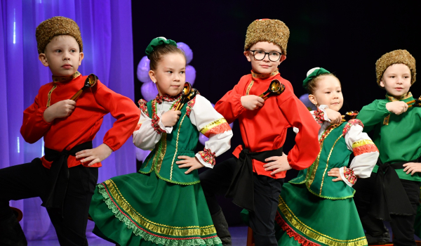 Детства яркие улыбки, поступь легкая весны