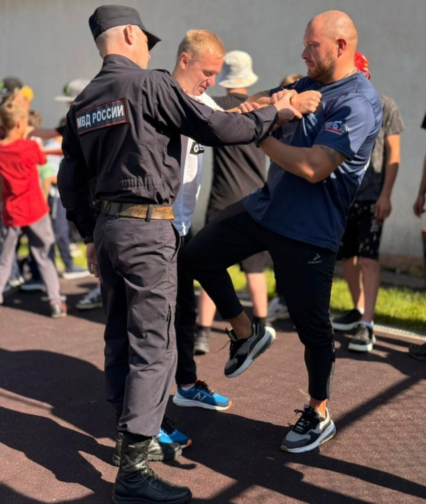 Зарядка со стражем порядка