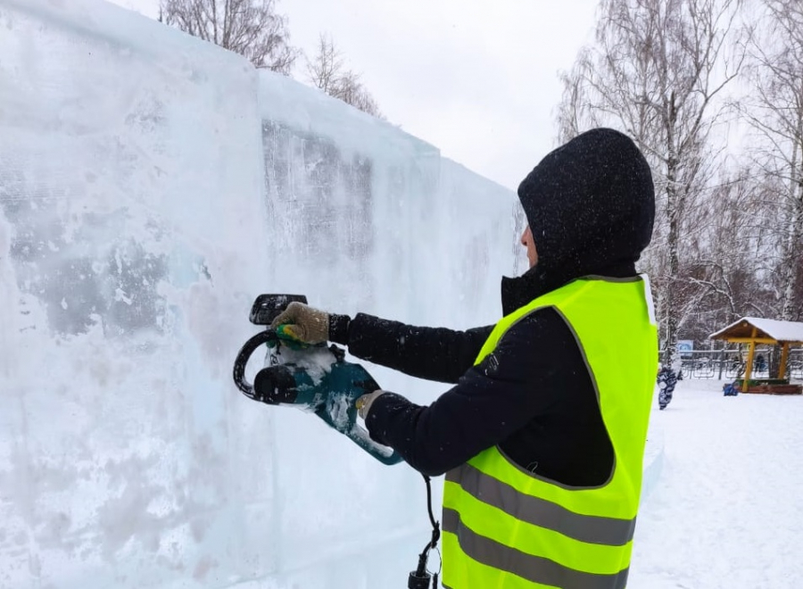 В городском парке идет строительство ледового городка