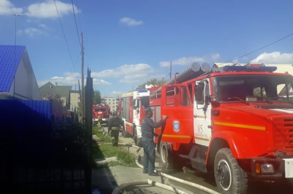 29 мая в Среднеуральске на улице Крупской в пожаре сгорели два дома и надворные постройки