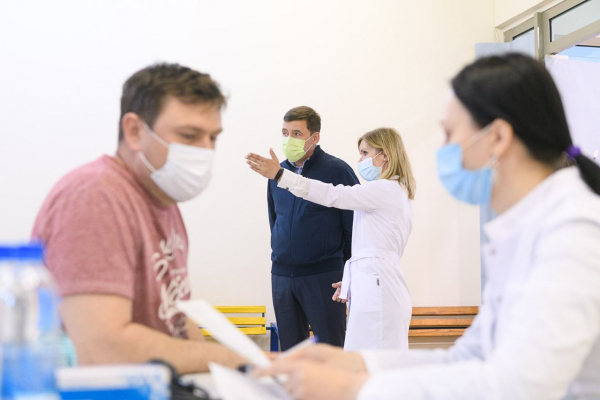 Евгений Куйвашев проверил, как организована вакцинация в торговых центрах Екатеринбурга