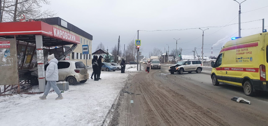 В результате ДТП 8 ноября автомобиль откинуло на остановку