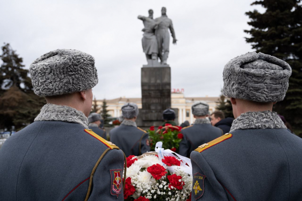 Евгений Куйвашев возложил цветы к памятнику воинам Уральского танкового корпуса