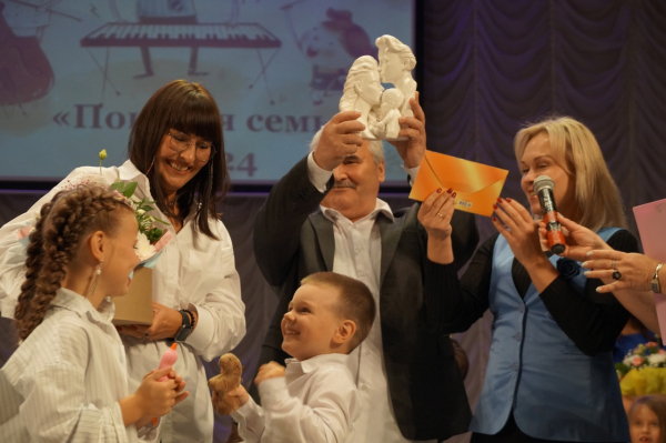 «Как же сосчитать, сколько раз крепко обнимает мама нас…»