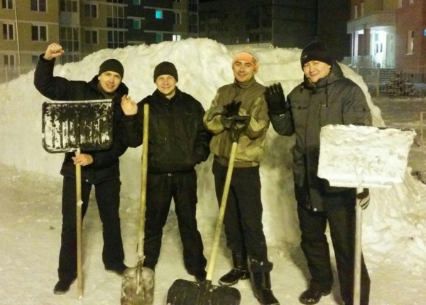 Снежные забавы во дворе Лесной