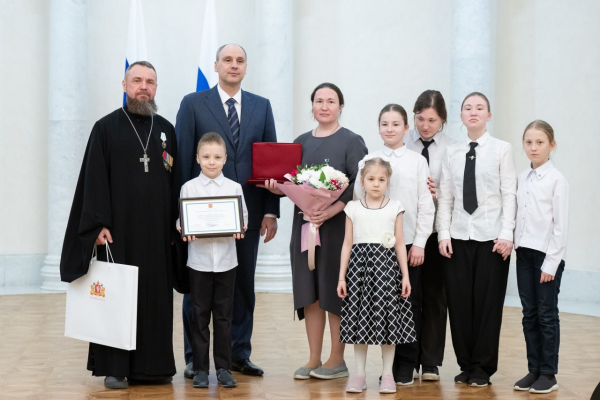 Среднеуральцы, воспитывающие 11 детей, награждены орденом &laquo;Родительская слава&raquo;