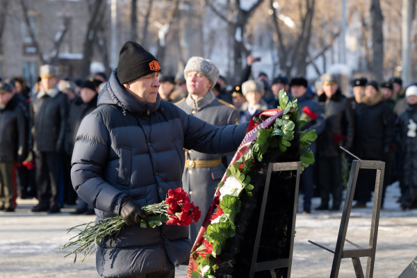 Евгений Куйвашев возложил цветы к памятнику Георгию Жукову в честь Дня защитника Отечества