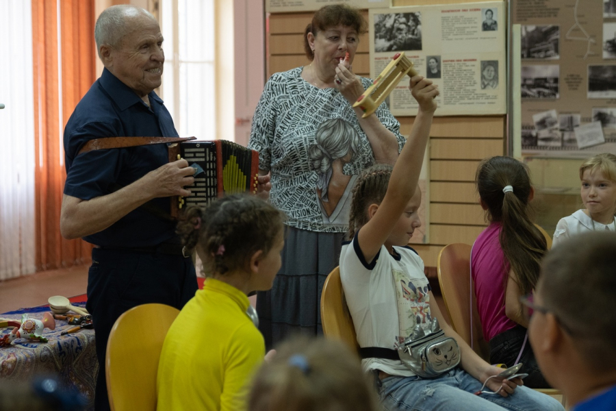 На ложках, на баяне, свистульках и трещотках