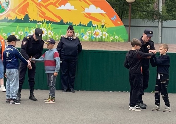 Зарядка со стражем порядка