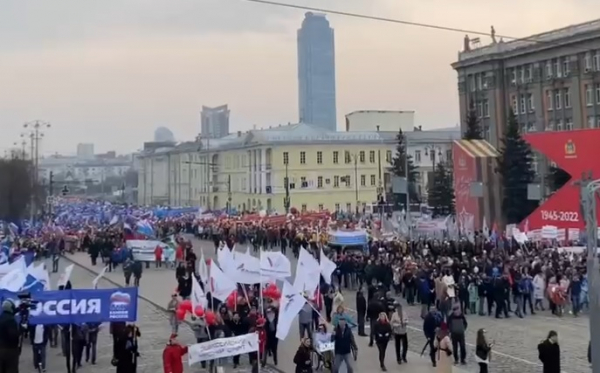 Евгений Куйвашев вместе с десятками тысяч уральцев вышел на Первомайскую демонстрацию