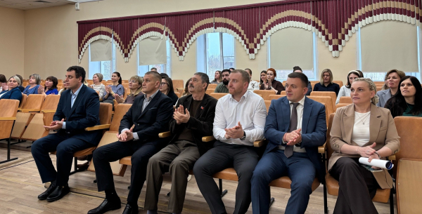 Город поздравил муниципальных служащих